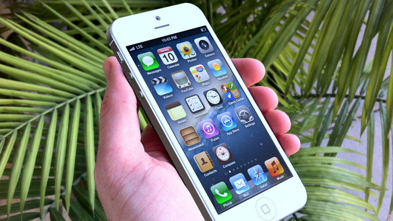 Illustration for article titled This Is How the iPhone 5 Might Look in Your Hand